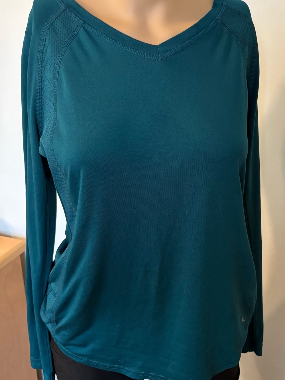 Danskin V-Neck Long Sleeve Performance Top Small
